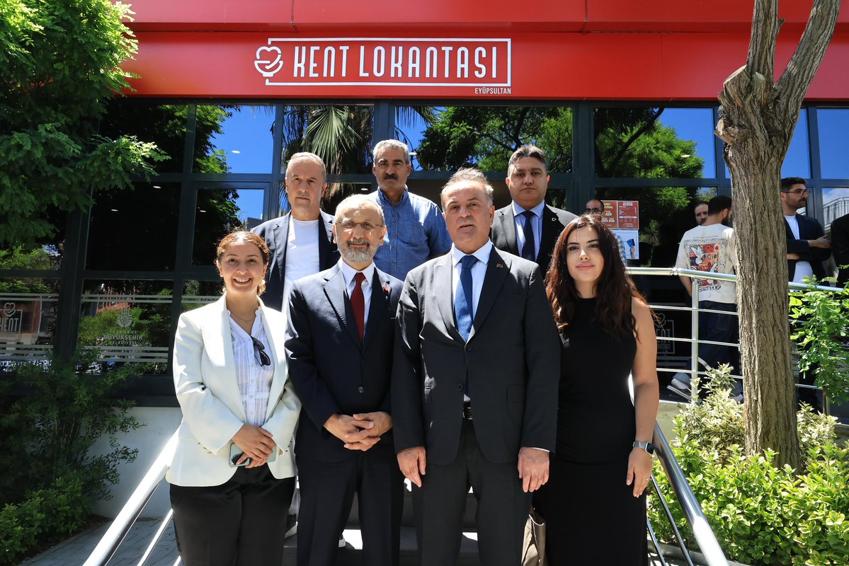 nuriaslan_tr's tweet photo. İstanbullularla soframız da bir, gönlümüz de bir. 

Bugün Eyüpsultan Kent Lokantamızda komşularımızla birlikte yemek yedik.

Kent Lokantalarımız, herkesin sağlıklı ve uygun fiyatlı yemeğe ulaşabildiği; dayanışmanın her gün yeniden kurulduğu sofralar olmaya devam ediyor. https://t.co/uBLaYAzMmj