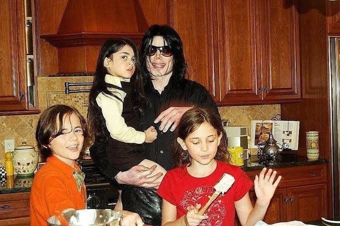 LiberianGirl779's tweet photo. In Las Vegas, Michael did not have a personal chef. He would prepare the meals himself, including lunch for the children's tutor: “During breaks, the kids would run to their daddy while I would stay in my  classroom. Prince or Paris would always bring me lunch prepared by Mr. Jackson.  Can you imagine that? Mr. Jackson, the King of Pop, preparing my lunch?”