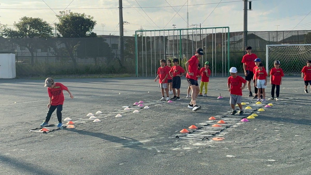 press_rikujo's tweet photo. 本日第7回目の陸上定期教室を善行小学校にて行いました🏃‍♂️
非常に蒸し暑い中でしたが、暑さに負けずみんな元気に走っていました✊
来週から北海道むかわ町で合宿の為、陸上教室はしばらく空いてしまいますが、また次回も元気な姿を見れる事を期待しています🎵 https://t.co/gVtL4zWxl6