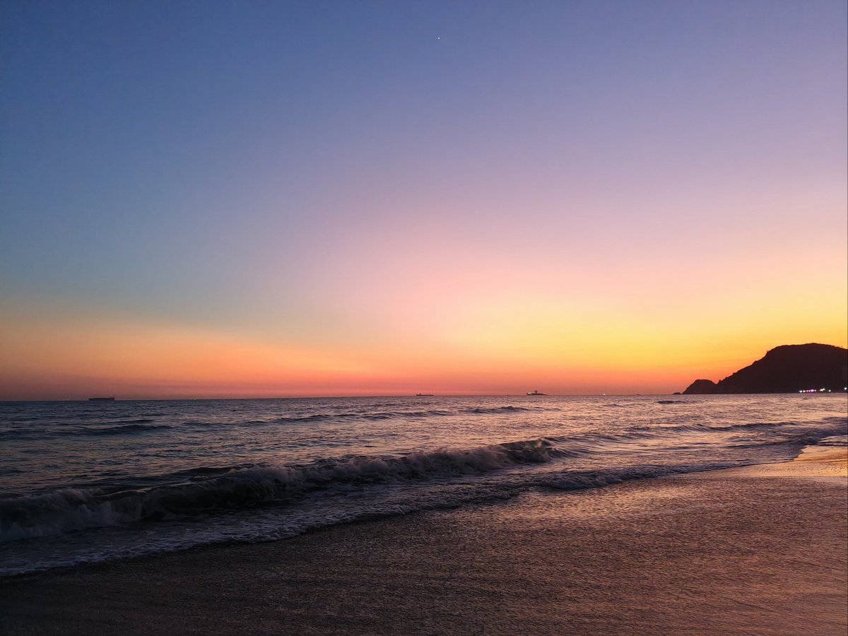 GeraldoSchvwo's tweet photo. Just wrapped up a 2-hour coastal run with sunset painting the waves pink—total mood lifter! https://t.co/msGjOGbV3R