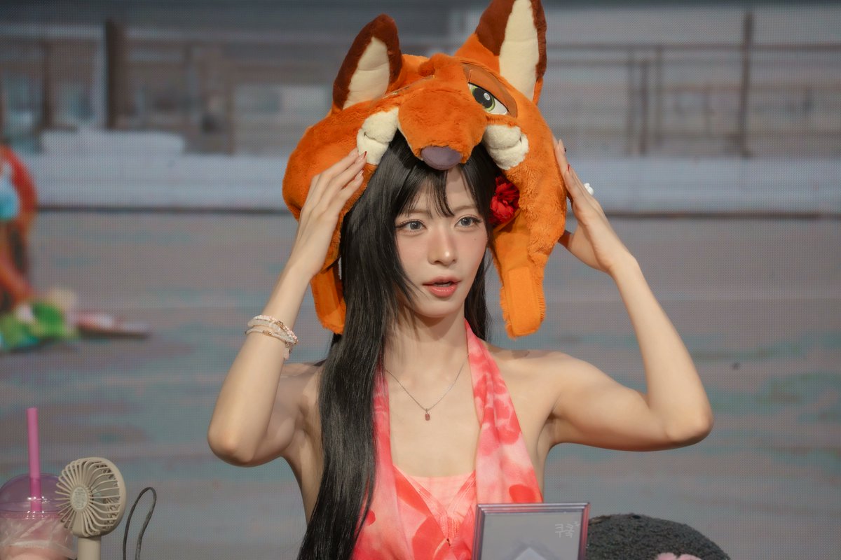 Kooo999koo's tweet photo. 260726 점프업   

🦊

#프로미스나인 #fromis_9 #이채영 https://t.co/uegfBpLFsH