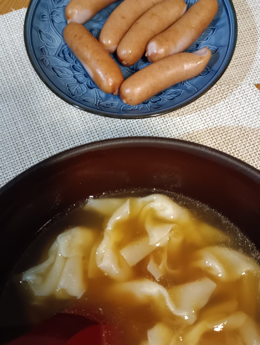 Silverfangs_02's tweet photo. 本日も皆様お疲れ様です🙇

被災地近くのお客様の所に1件行って帰ってくるだけで帰宅はこの時間です。

更に被災地に近付く程トイレ探すのも一苦労です。

本当に不要不急な通行はお勧めしません！

スーパーで辛うじて残ってたウインナーとワンタン食べます。

ごめんなさい。 https://t.co/TcwfgU9bIp
