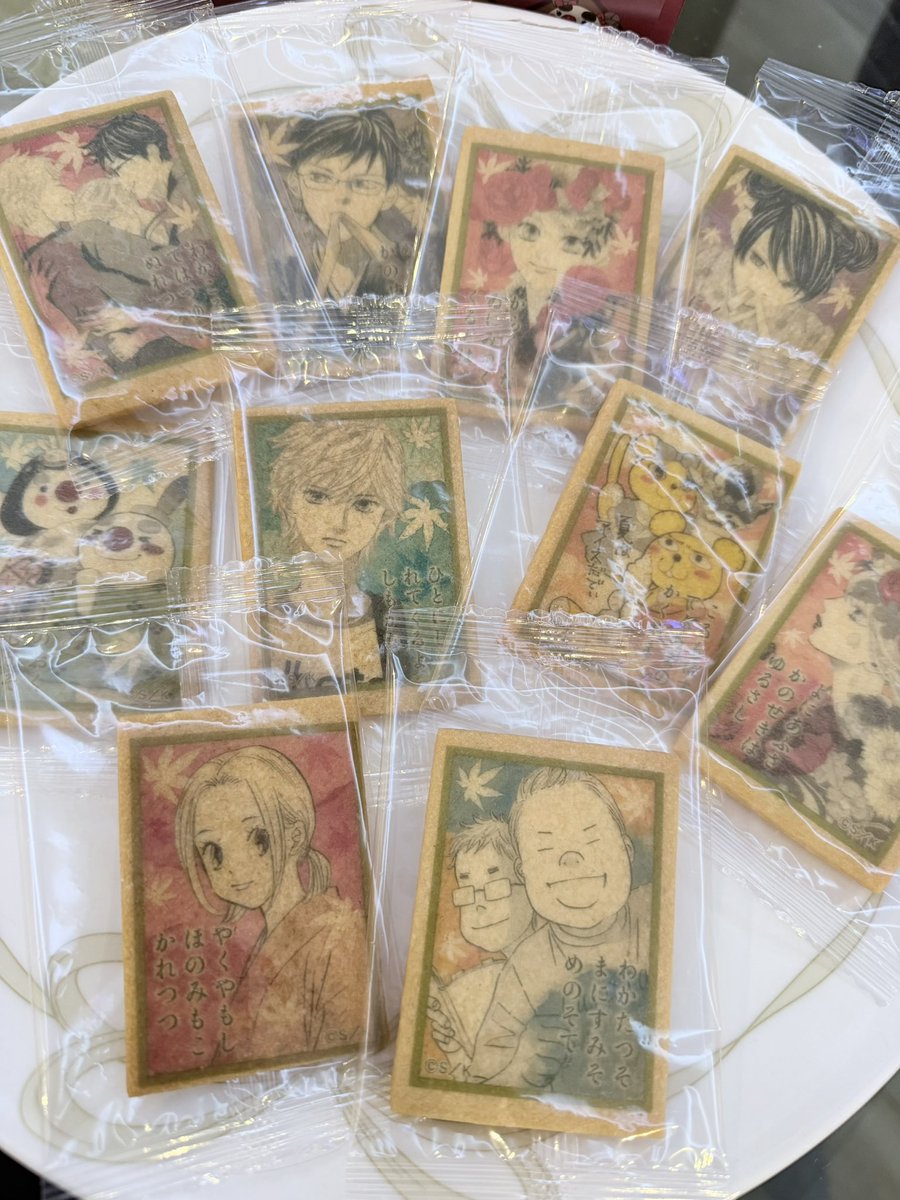 yuyu2000_0908's tweet photo. 誰の執念なの？
こんなにきれいに漫画のイラストがカラフルにサブレになるの？！

10枚全部に下句が書かれてるので、これでミニ競技かるたができちゃう。
一迅社さんとのコラボのちはやふる百人一首サブレ！すごく美しいー！いただきました✨ありがとうございます！
#ちはやふる
#百人一首 https://t.co/mObwYCVwQJ