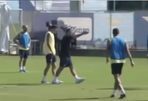 TouchlineX's tweet photo. 🚨 𝗕𝗥𝗘𝗔𝗞𝗜𝗡𝗚: New Lazio manager Gennaro Gattuso kicked Kenneth Taylor out of training following a heated exchange between the pair.

Gattuso was seen angrily confronting the Dutch midfielder before ordering him to LEAVE the training pitch. https://t.co/tWz3VBcGfl