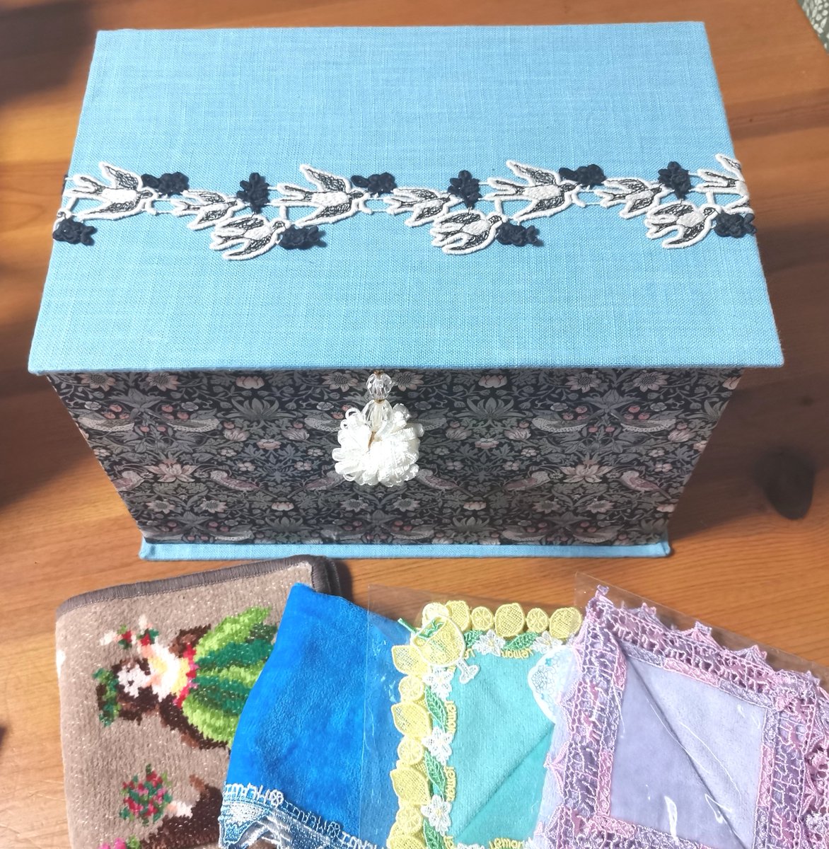 BlueRos59664892's tweet photo. 目白でカルトナージュのお稽古。ハンカチ入れをケミカルレースをつけて作りました。近澤やフェイラーのタオルを入れてみたいと思います。
近澤のハンカチタオルの周りについているレースも素敵ですが、デザインレースユキ さんのレースも素晴らしくokadayaで入手しました(*˘︶˘*).｡.:*♡ https://t.co/AZzuby6MAT