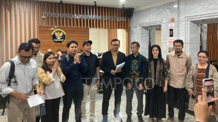 LambeSahamjja's tweet photo. inilah wajah wajah WNI yang menggugat MBG ke MK:
- Miftahul Arifin — Ketua Taman Belajar Nusantara
- Umran Usman — Divisi Hukum dan Advokasi Taman Belajar Nusantara
- Dzakwan Fadhil Putra Kusuma — mahasiswa UIN Syarif Hidayatullah Jakarta
- Muhammad Jundi Fathi Rizky — mahasiswa UIN Syarif Hidayatullah Jakarta
- Rikza Anung Andita — mahasiswa UIN Syarif Hidayatullah Jakarta
- Sae'd — seorang guru honorer