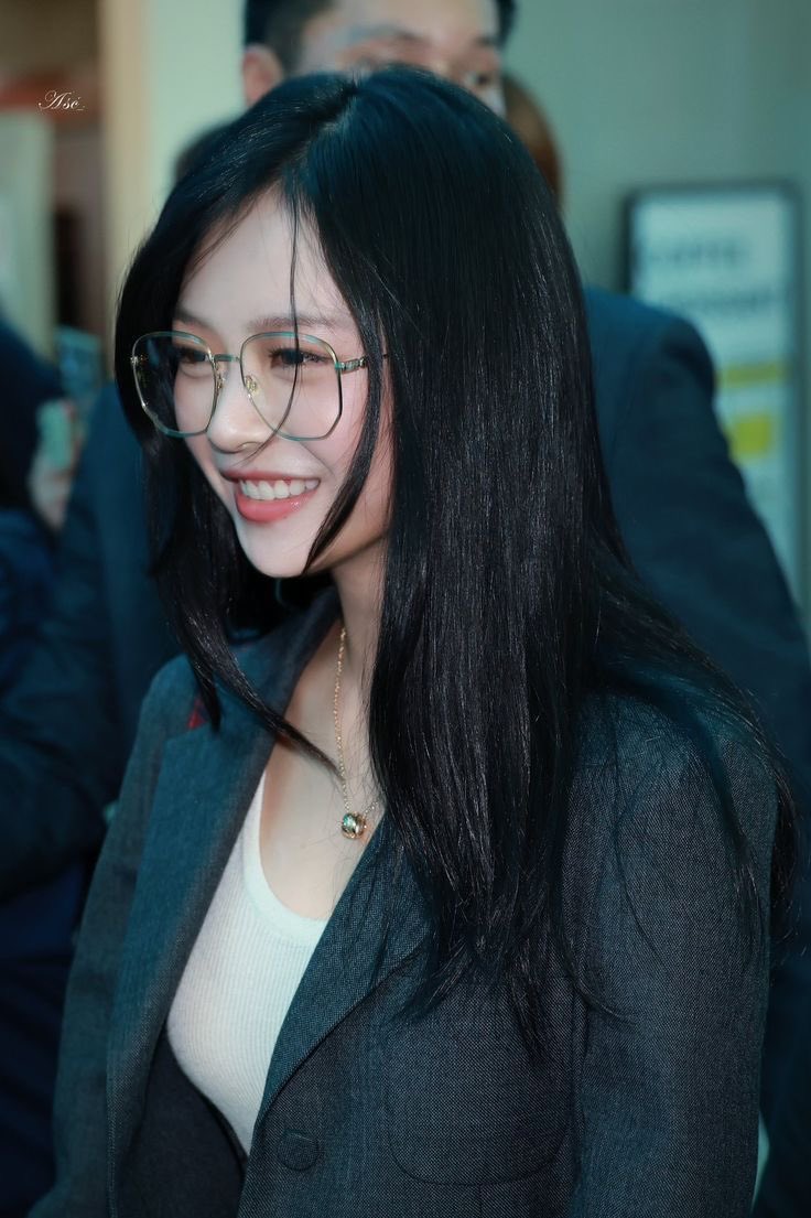 AboutMusicNWJNS's tweet photo. Hanni wearing GUCCI at the airport. https://t.co/0vbPsRnmK2