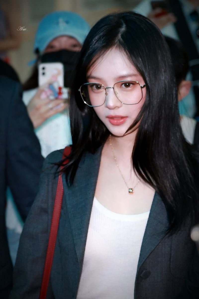 AboutMusicNWJNS's tweet photo. Hanni wearing GUCCI at the airport. https://t.co/0vbPsRnmK2