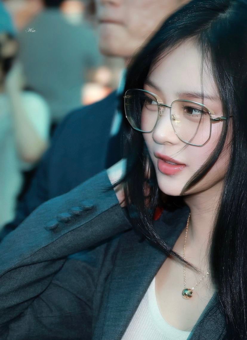 AboutMusicNWJNS's tweet photo. Hanni wearing GUCCI at the airport. https://t.co/0vbPsRnmK2