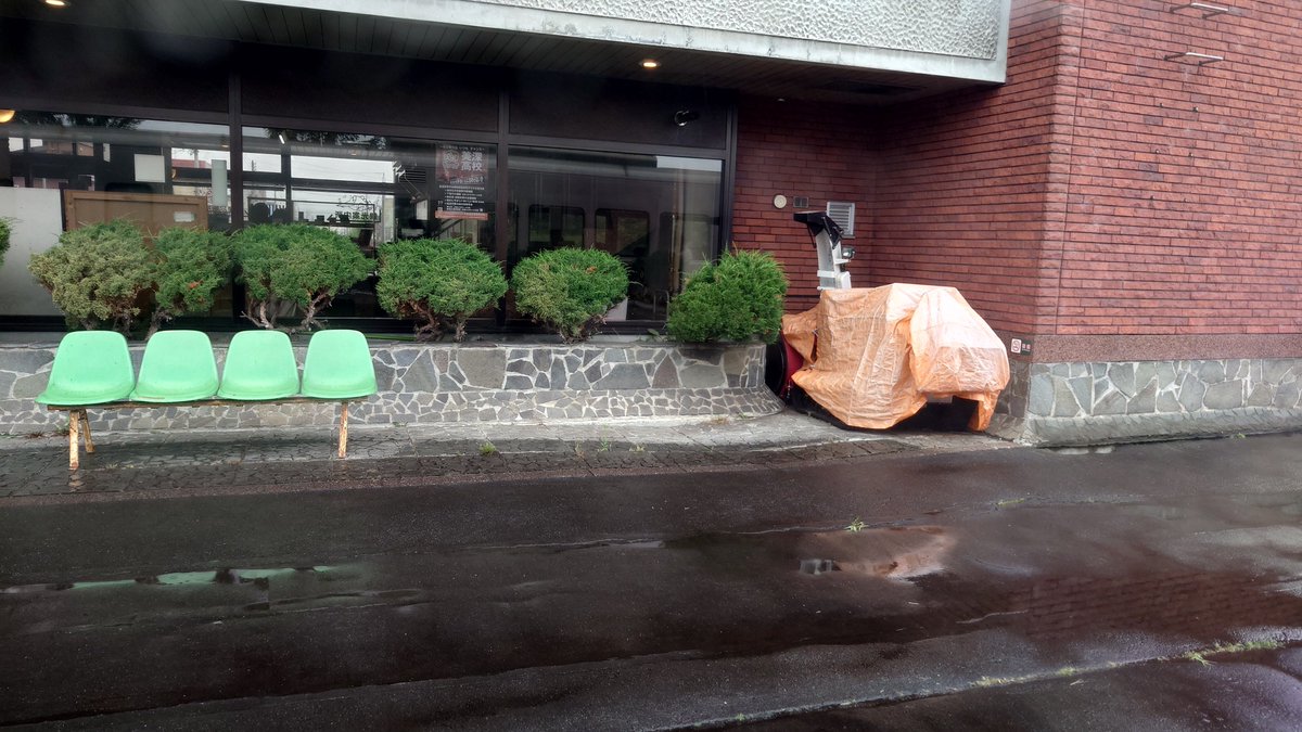 Sunshineikemen's tweet photo. その後美深に停車。レンガ調の駅舎が特徴である。名寄以北は旭川⇔名寄より速度が遅くなるが、回復運転のため爆走運転していて乗っていて楽しかった。宗谷本線内のラウンジスペースは比較的空いていて1人でもボックス席を使う事ができた。ラウンジ車両から見る宗谷本線を景色が特別に感じた。 https://t.co/itR2FfCzjt