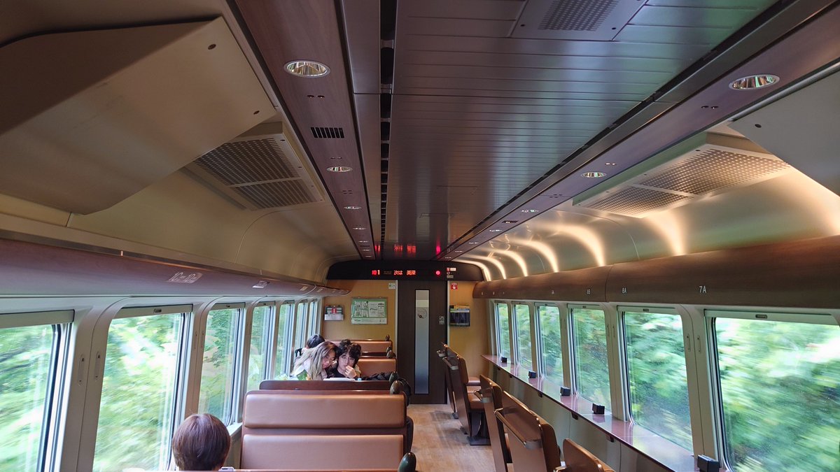 Sunshineikemen's tweet photo. その後美深に停車。レンガ調の駅舎が特徴である。名寄以北は旭川⇔名寄より速度が遅くなるが、回復運転のため爆走運転していて乗っていて楽しかった。宗谷本線内のラウンジスペースは比較的空いていて1人でもボックス席を使う事ができた。ラウンジ車両から見る宗谷本線を景色が特別に感じた。 https://t.co/itR2FfCzjt