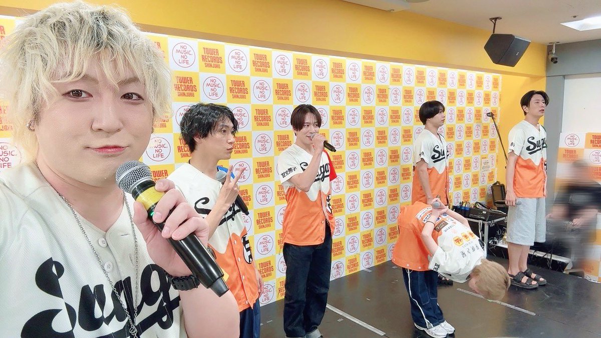 Yoshiking_1116's tweet photo. タワレコ新宿さんありがとでした！
今日で７月ラストライブでした！
1カ月最近早いけど
目標も沢山あるのでそれに向けて
みんなで走っていきましょう🙆‍♂️

今日も楽しかったぞー！！！

次は8/1 渋原FESに出演します！
代々木公園で2回ライブあります！
８月も楽しんでこー💪

#甘党の輪
#甘党男子 https://t.co/h9wJ2eWRwu