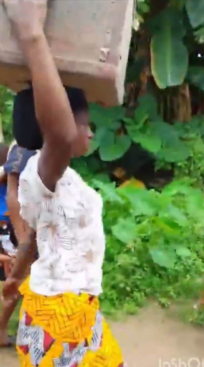 esegbonaluis's tweet photo. Married woman paraded by members of her community in Rivers State after she was allegedly caught cheåting with another man. https://t.co/9nKLeQL9Cb