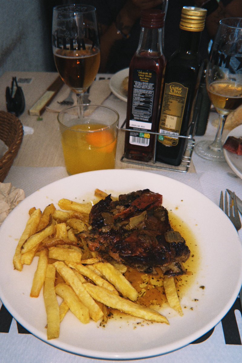 soiise's tweet photo. today is my last day in barcelona so i’m letting myself eat absolutely everything https://t.co/qQpgocQYxY
