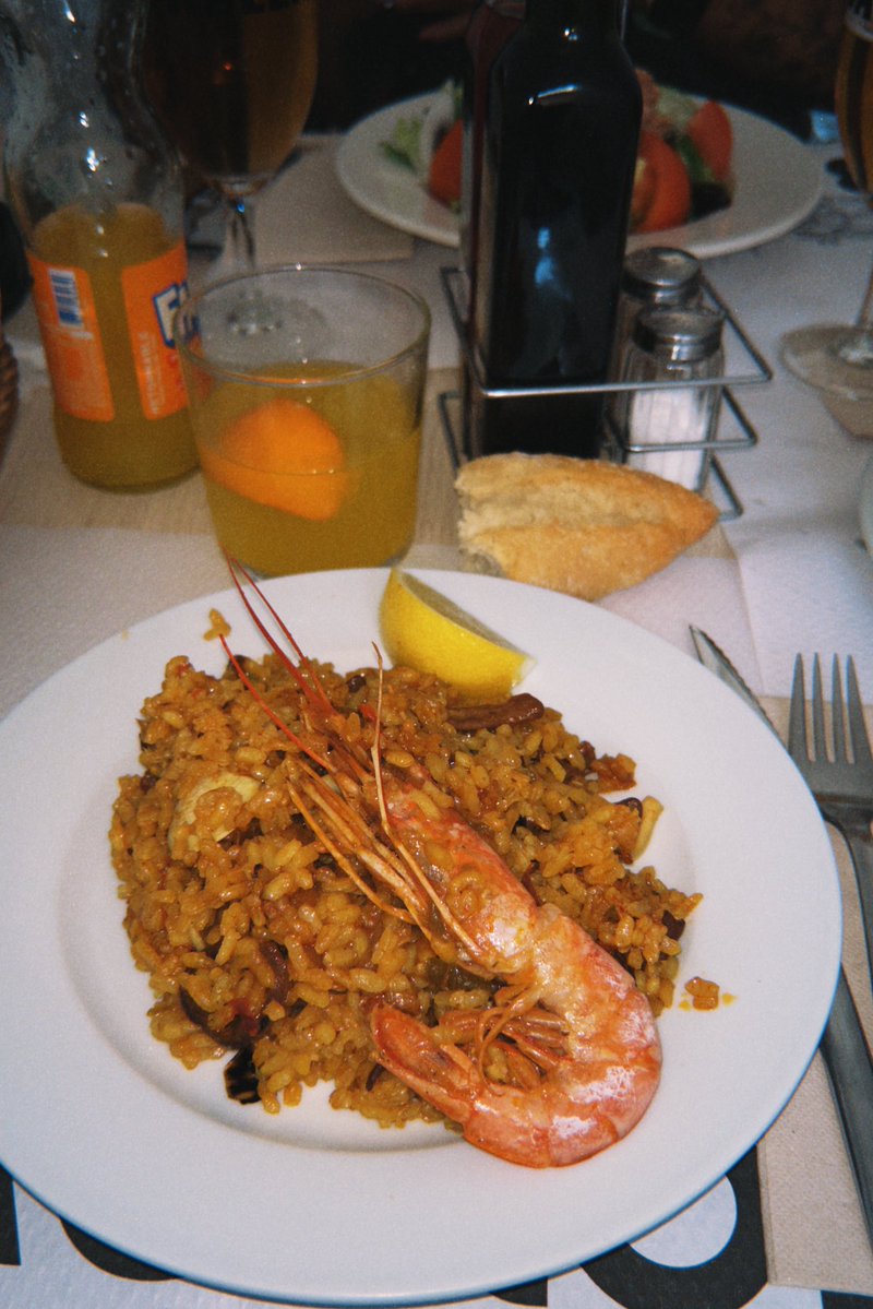 soiise's tweet photo. today is my last day in barcelona so i’m letting myself eat absolutely everything https://t.co/qQpgocQYxY