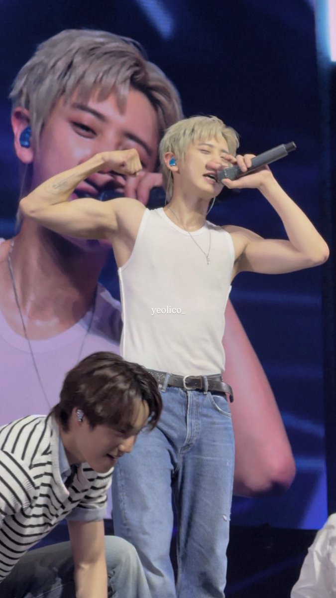 yeolico_'s tweet photo. 260726 EXhOrizon in Singapore 

💪🏼

#EXO #엑소 #CHANYEOL #찬열 
#EXhOrizon #EXhOrizon_in_Singapore https://t.co/YalYXE8O3x