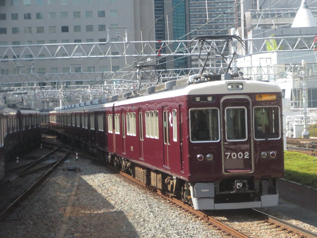 kito223R201's tweet photo. 先日は久々に梅田で軽く阪急を撮影

宝塚に転属して何気に初の7002fをGET
普通に馴染んでるといいますか、新鮮といいますか、、普通にかっこいい✨✨

名物の5100系5104fも続けて来ました♪
平日が基本的に出番の宝塚フルマルーン
夏休みとかによく撮りに行ってたね、、 https://t.co/TblfCra4Kh
