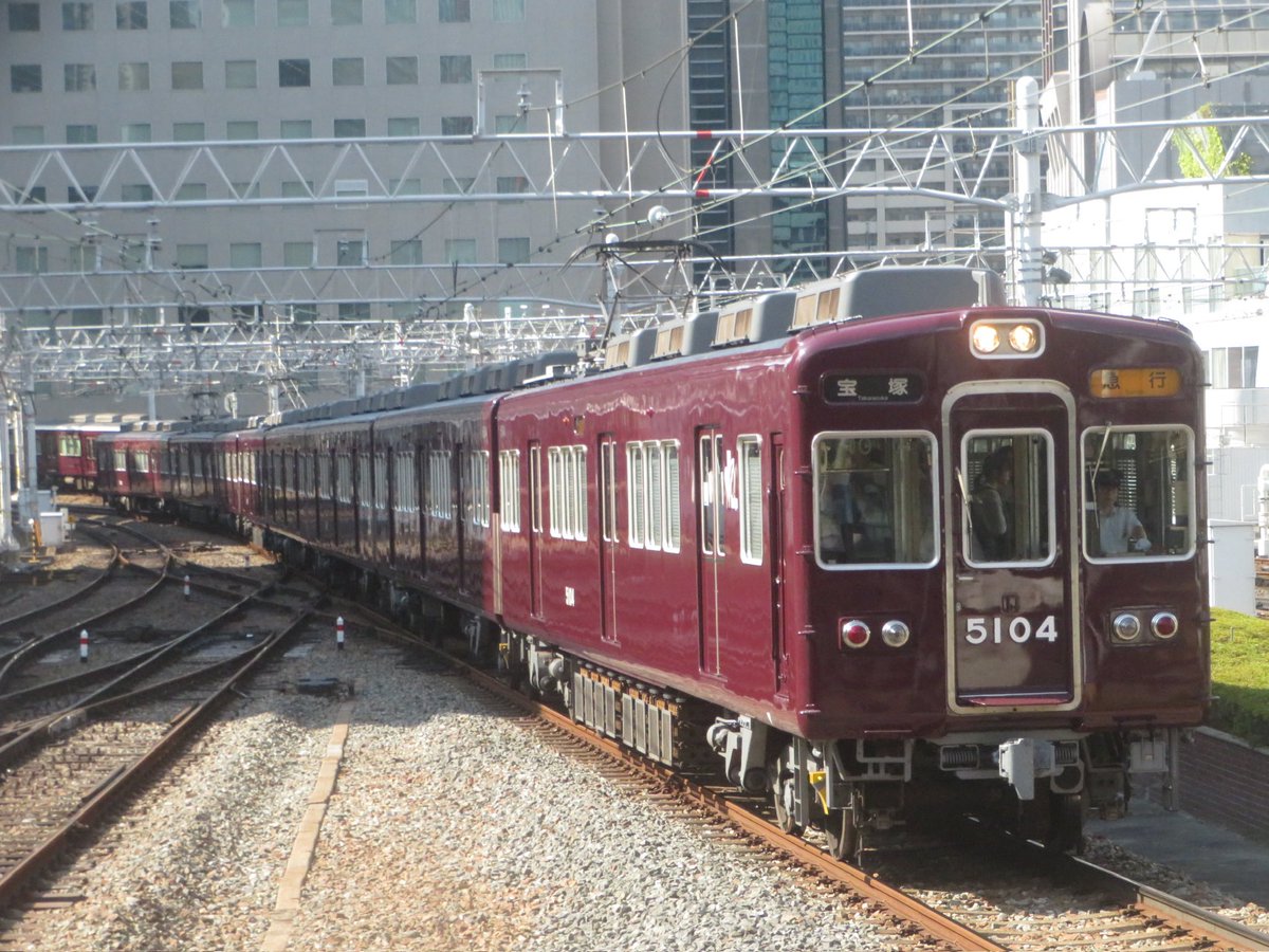 kito223R201's tweet photo. 先日は久々に梅田で軽く阪急を撮影

宝塚に転属して何気に初の7002fをGET
普通に馴染んでるといいますか、新鮮といいますか、、普通にかっこいい✨✨

名物の5100系5104fも続けて来ました♪
平日が基本的に出番の宝塚フルマルーン
夏休みとかによく撮りに行ってたね、、 https://t.co/TblfCra4Kh