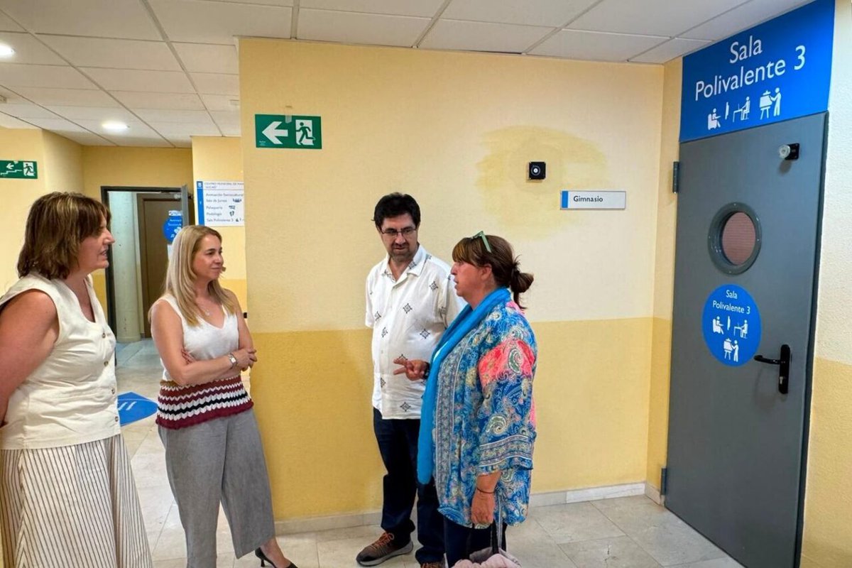 JMDCiudadLineal's tweet photo. 👵200 personas mayores participan este verano en los talleres organizados por #CiudadLineal

🧘‍♀️ Bienestar, uso seguro del móvil, gimnasia y cine de verano forman parte de la programación

La concejala @MalvarezNadia ha visitado una de estas actividades 

👉https://t.co/PRcwzYebhz https://t.co/oxxh6PlqcW