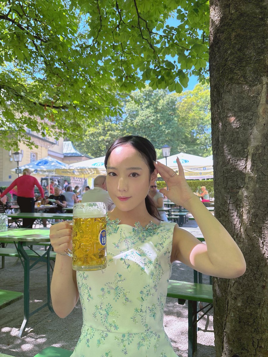 Adelaide___No18's tweet photo. ミュンヘンの英国庭園（Englischer Garten）の中国の塔（Chinesischer Turm）のビアガーデンにて🍺
ドイツに来てからビール飲みすぎてるw https://t.co/oF4EN7FeZH