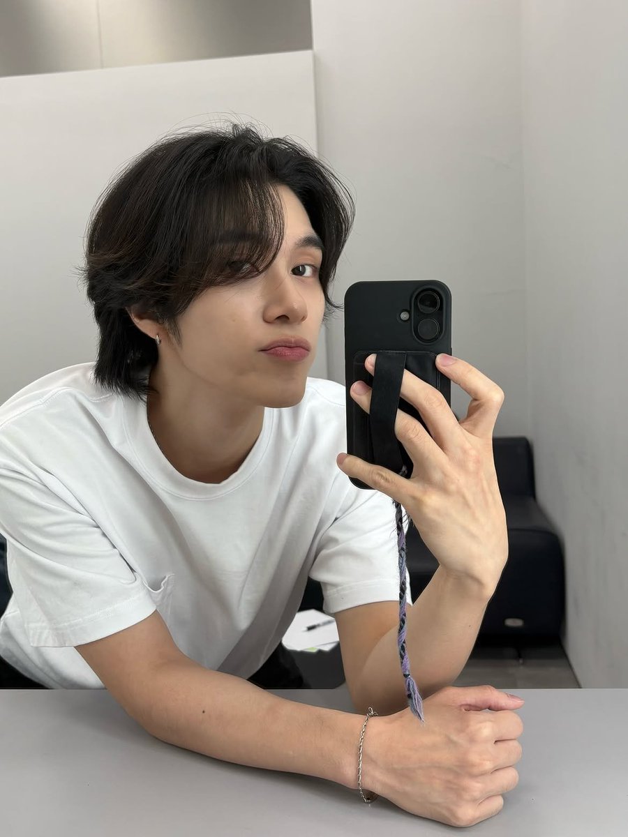 289film's tweet photo. 📸 #hendery instagram update: “mirror mirror on the wall” https://t.co/Z0VE6EvbJe