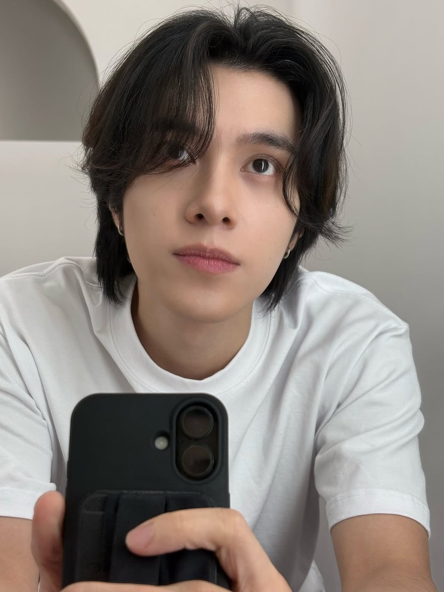 289film's tweet photo. 📸 #hendery instagram update: “mirror mirror on the wall” https://t.co/Z0VE6EvbJe