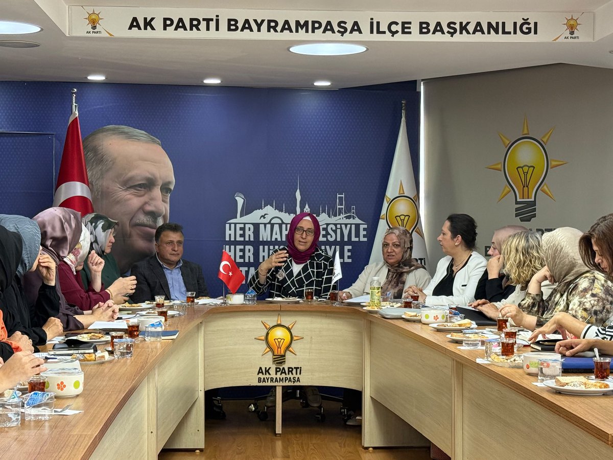 Mehmetacar53's tweet photo. Kadın Kolları İl Başkanımız Saliha Demirer ile birlikte, ilçe kadın kolları toplantısına katılarak yürütülen çalışmalar hakkında istişare ve değerlendirmelerde bulunduk. Özverili gayretleriyle sahada emek veren tüm teşkilat üyelerimize teşekkür ediyoruz. 🤝
@gulayrahmi 
@salihademirer 
@abdullahozdemir 
@akkadinbpasa 
@akpartiistanbul 
@Akparti