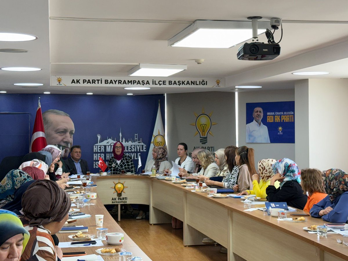 Mehmetacar53's tweet photo. Kadın Kolları İl Başkanımız Saliha Demirer ile birlikte, ilçe kadın kolları toplantısına katılarak yürütülen çalışmalar hakkında istişare ve değerlendirmelerde bulunduk. Özverili gayretleriyle sahada emek veren tüm teşkilat üyelerimize teşekkür ediyoruz. 🤝
@gulayrahmi 
@salihademirer 
@abdullahozdemir 
@akkadinbpasa 
@akpartiistanbul 
@Akparti