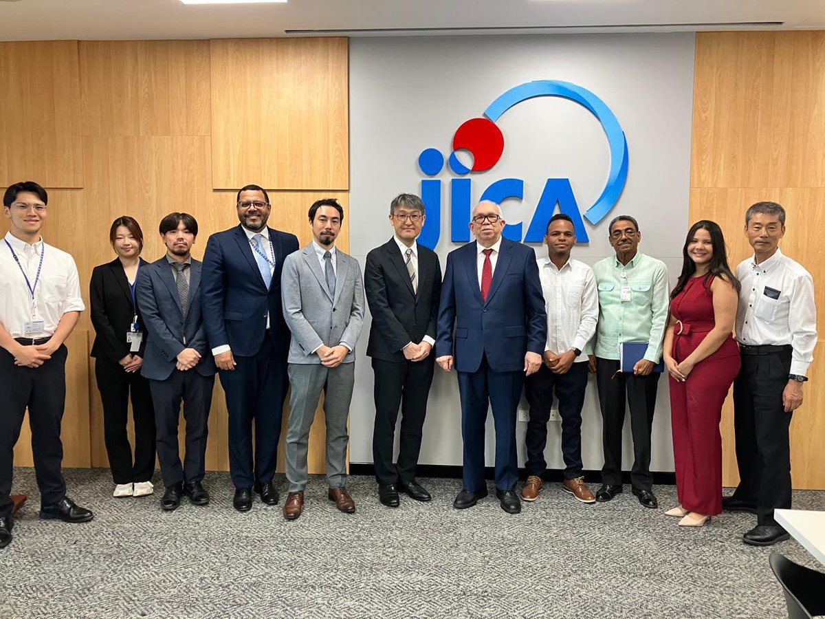 bagricolaRD's tweet photo. Continuamos fortaleciendo nuestras alianzas estratégicas para impulsar el desarrollo del campo dominicano. 

🇩🇴🇯🇵 En el marco de los 70 años de cooperación de JICA, nuestro administrador general @Fernan2Duran, sostuvo una reunión de trabajo con Hiroyuki Kobayashi, vicepresidente senior de la Agencia de Cooperación Internacional del Japón (JICA).

Durante el encuentro se revisaron los avances de los proyectos conjuntos y se reafirmó el compromiso de ambas instituciones de seguir promoviendo iniciativas que fortalezcan el financiamiento, la productividad y la competitividad del sector agropecuario nacional.

#BancoAgrícolaRD #JICA #CooperaciónInternacional #DesarrolloRural #AgroDominicano