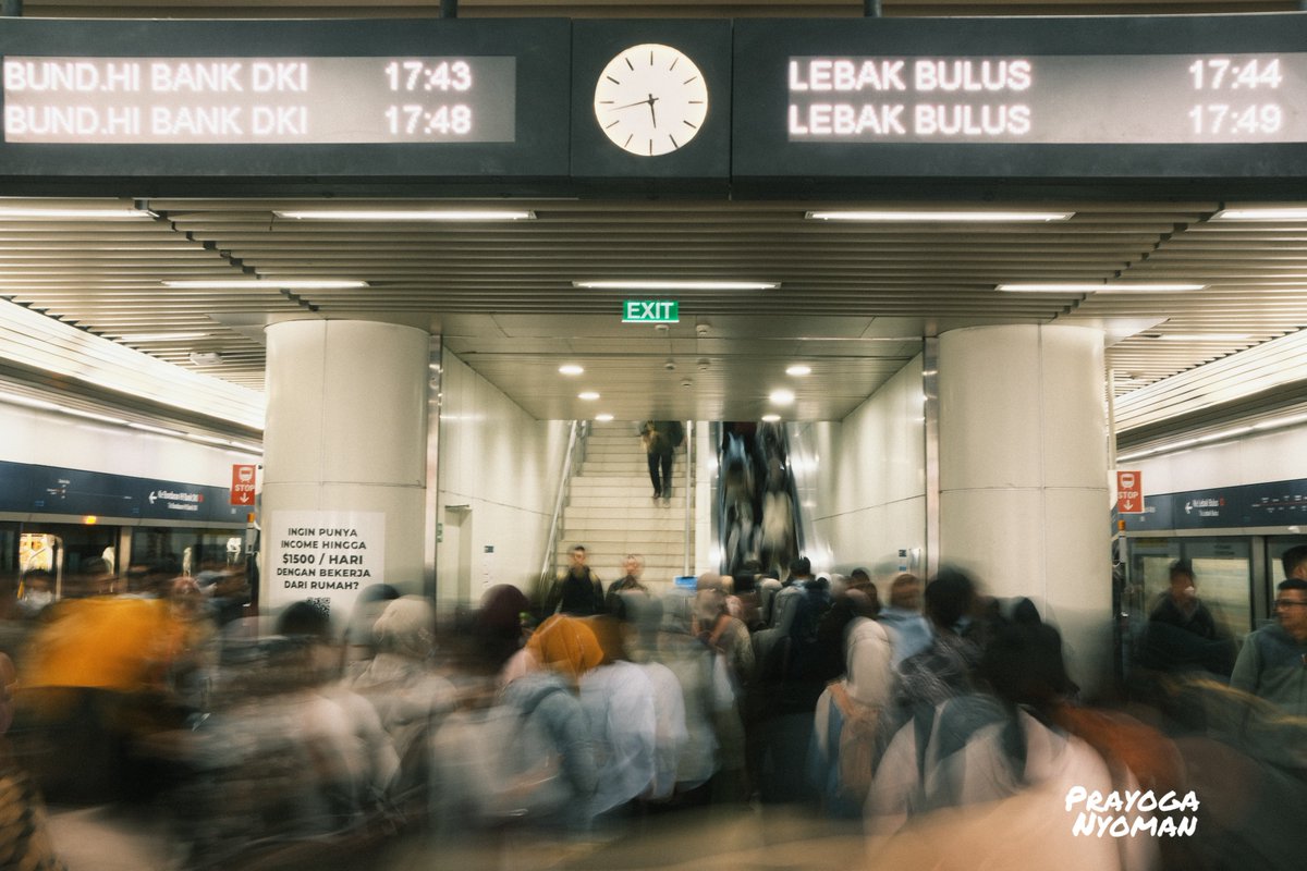prayoganym's tweet photo. From my archive:

Beberapa foto dari berbagai stasiun di Jakarta, Indonesia. 🚉 https://t.co/FF4sgmagxf