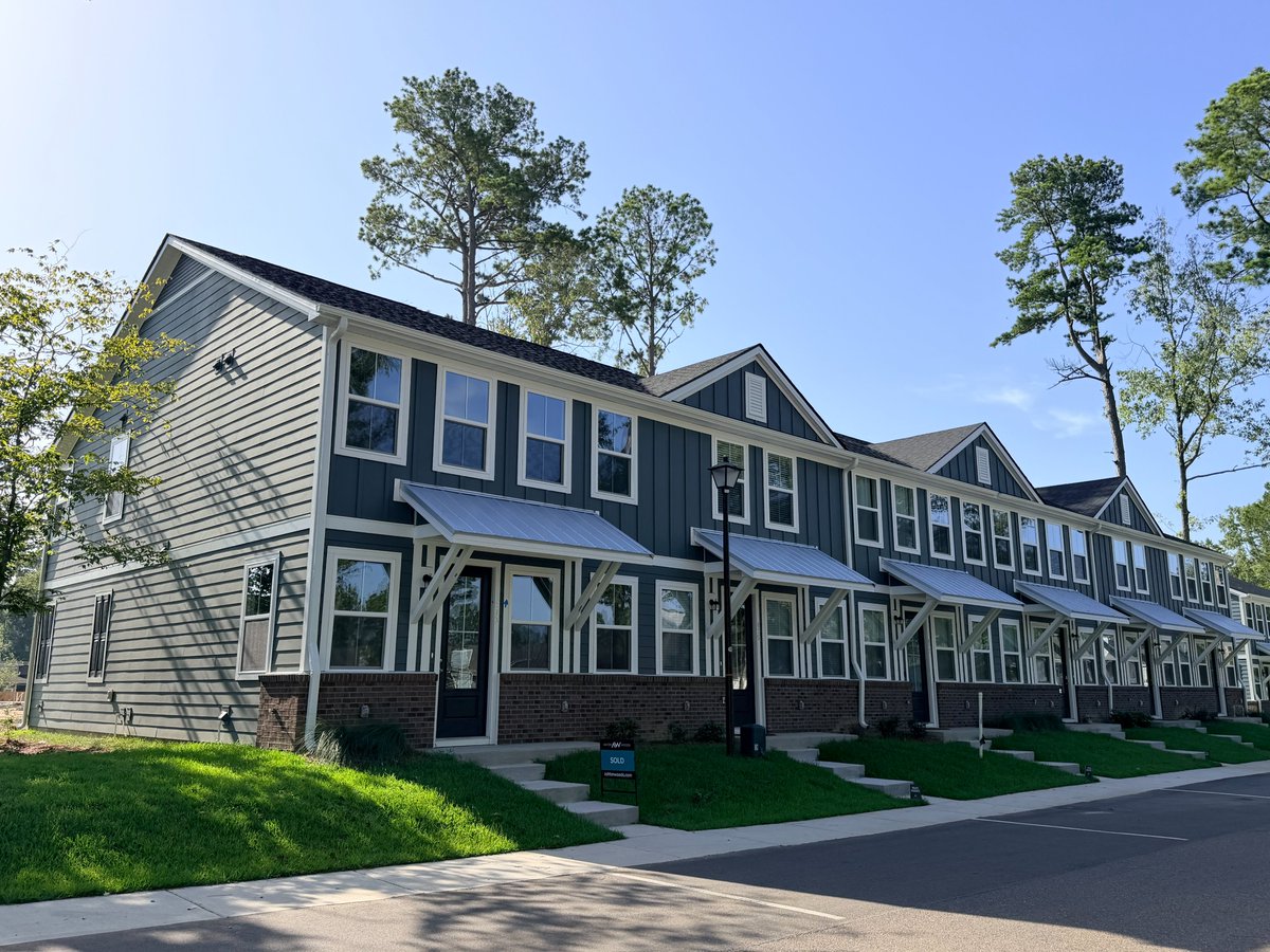 AOCGInc's tweet photo. 🏘️ Progress is taking shape at Windward Village in Summerville, SC! Our Charleston team is proud to partner with Ashton Woods on this growing townhome community.

This ongoing project features:
🔨 CertainTeed Landmark shingles
🏠 Metal roof accents
🌧️ Gutters https://t.co/IjSOOYupJb