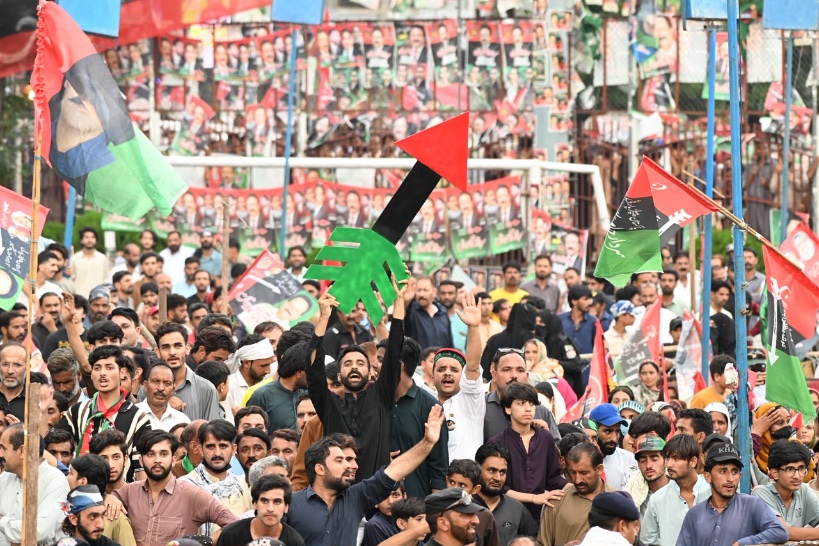 MediaCellPPP's tweet photo. مظفرآباد میں ہر جانب پارٹی پرچموں  کی بہار، بچے، بوڑھے اور نوجوان پُرجوش! 

انشاء ﷲ 2 اگست کو جیت تیر کی ہوگی، جیت پاکستان پیپلز پارٹی کی ہوگی، جیت مظفرآباد کے غیور عوام کی ہوگی۔
#مظفرآباد_میں_تیرچلےگا
@BBhuttoZardari https://t.co/hXDIaKItwl
