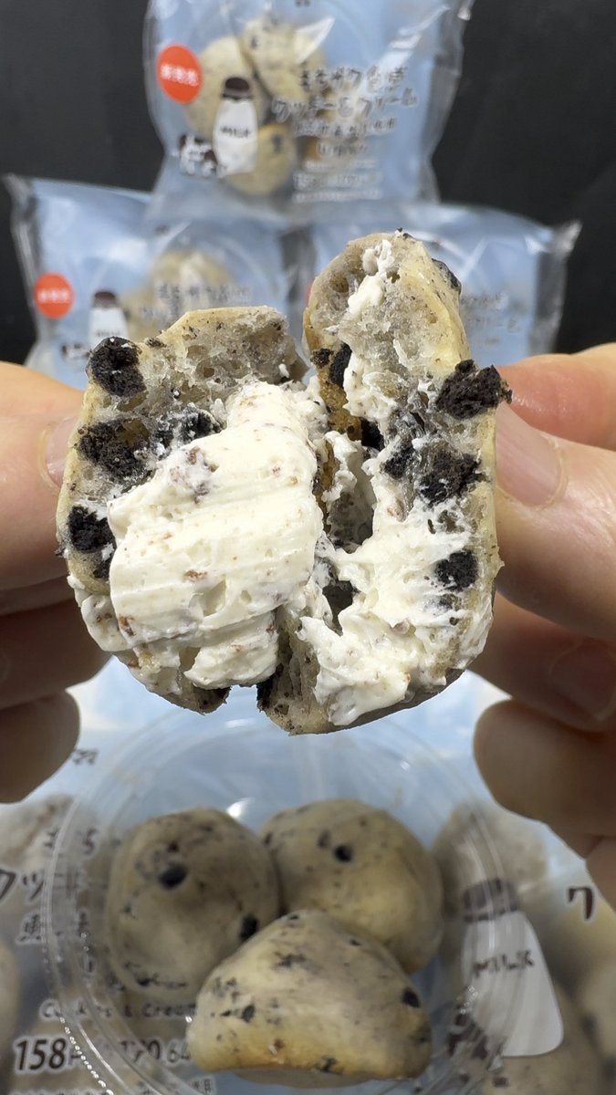 meshiterosweets's tweet photo. 7月28日セブンイレブン新発売もちザク食感クッキー＆クリームは大量のココアビスケットが練り込まれた生地がもっちもちで美味しい😍✨（100点）これは毎日1000個食べたい🤤↓
https://t.co/6OnL7W7Mor https://t.co/HL3LFvSq4M