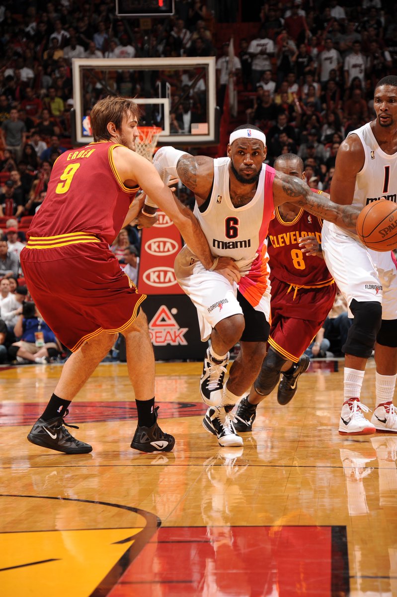 NBATurkiye's tweet photo. Şubat 2012 🔙

Semih Erden, LeBron James ve Chris Bosh aynı karede ���� https://t.co/53pcBvHtdz