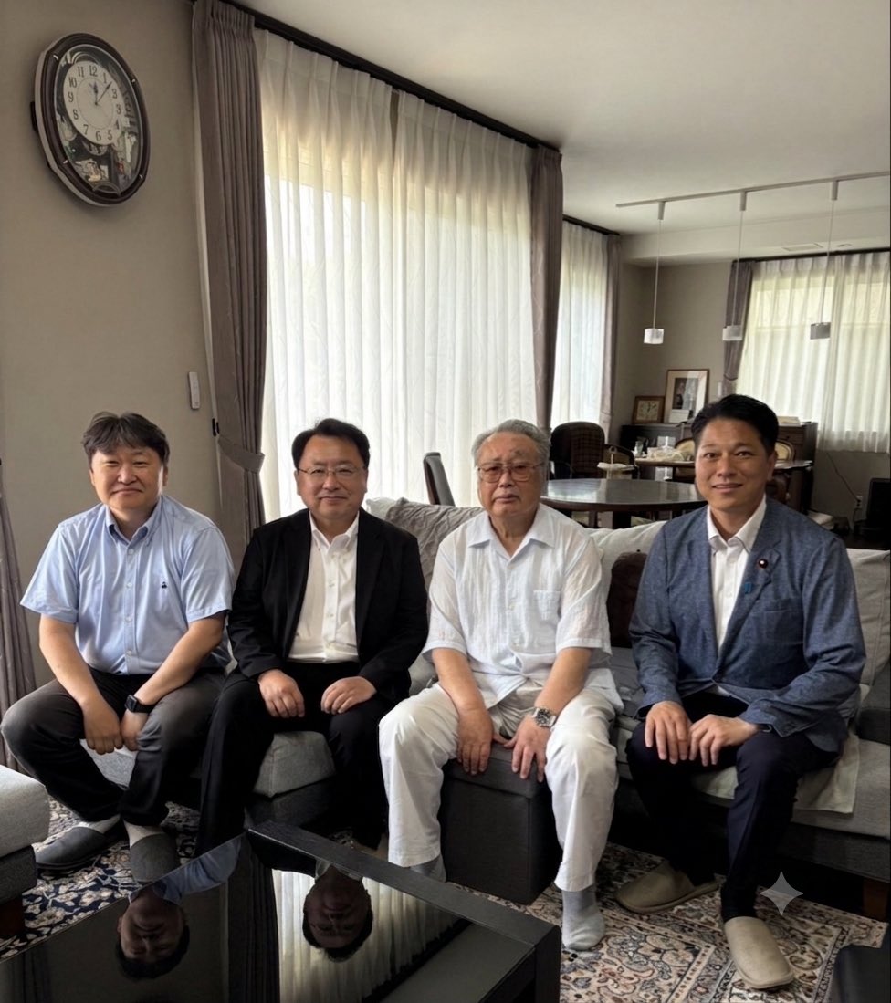 Takiguchi20216's tweet photo. 市議会の先輩、浅野正明先生のお宅へ、長野春信衆議院議員、浅野賢也市議会議員とともにご挨拶に伺いました。長年にわたり市政に尽力されてきた経験から、貴重なお話を伺うことができました。
地域への思いと市政に向き合う姿勢を学び、改めて気を引き締めて取り組んでまいります。
#市議会 #地域活動 https://t.co/c3AWlg3jFz