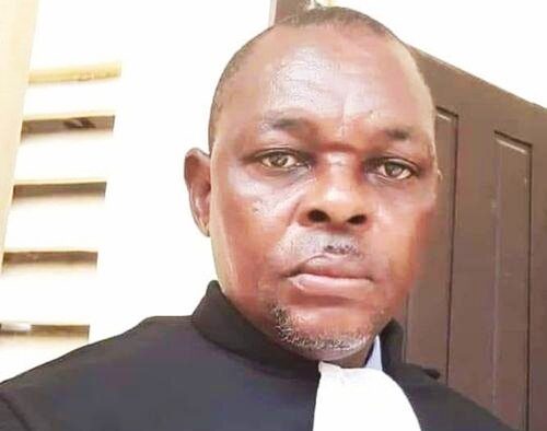TeleAsuOfficiel's tweet photo. 🗣️ME FABIEN KENGNE : «La procédure concernant Essama André Blaise est des plus ubuesques.»

L'avocat au barreau du Cameroun s'exprime sur le procès ouvert contre André Blaise Essama, arrêté à la suite des manifestations post-électorales. Il déplore notamment l'absence d’une réelle prise en charge médicale et les anomalies de sa procédure.

Une photo répandue sur les réseaux sociaux montre le détenu André Blaise dans un état de santé très inquiétant. Que pouvez-vous nous dire sur son état de santé et sur la prise en charge médicale dont il est en droit de bénéficier?

André Blaise Essama souffre du diabète. Il a une infection qui a attaqué particulièrement ses membres inférieurs. Il est dans un état critique. L’infirmerie de la prison de Newbell n’a pas de plateau technique adéquat pour assurer sa prise en charge efficace. Son état de santé nécessite une hospitalisation. Or la seule faveur qui lui est accordée est de l’accompagner de temps en temps à l’hôpital Laquintinie pour faire des pansements superficiels qui ne sauraient guérir le diabète dont il souffre.

Quelles sont les raisons pour lesquelles il a été interpellé?

Ce qui conduit à l’arrestation d’André Blaise Essama, à sa garde à vue et à son déferrement à la prison de New-Bell, c’est la banderole qu’il avait déployée à Mobil Bonakouamouang, sur laquelle était affiché le portrait d’Issa Tchiroma Bakary et d’un certain nombre de personnes qui ont été tuées à bout portant lors des manifestations postélectorales de la présidentielle d’octobre 2025.

Il est poursuivi, traduit devant le tribunal militaire de Douala statuant en matière criminelle pour répondre des faits d’apologie d’atteinte à la sûreté de l’État.

Comment la procédure se retrouve-t-elle au tribunal militaire?

La procédure concernant Essama André Blaise est des plus ubuesques. Après 30 ans d’exercice procédural, je ne pense pas avoir déjà rencontré de pareils errements judiciaires.

L'intégrale de l'interview 👉🏼  https://t.co/p5K30HkgN6

#Justice #Procédure #TeleAsu