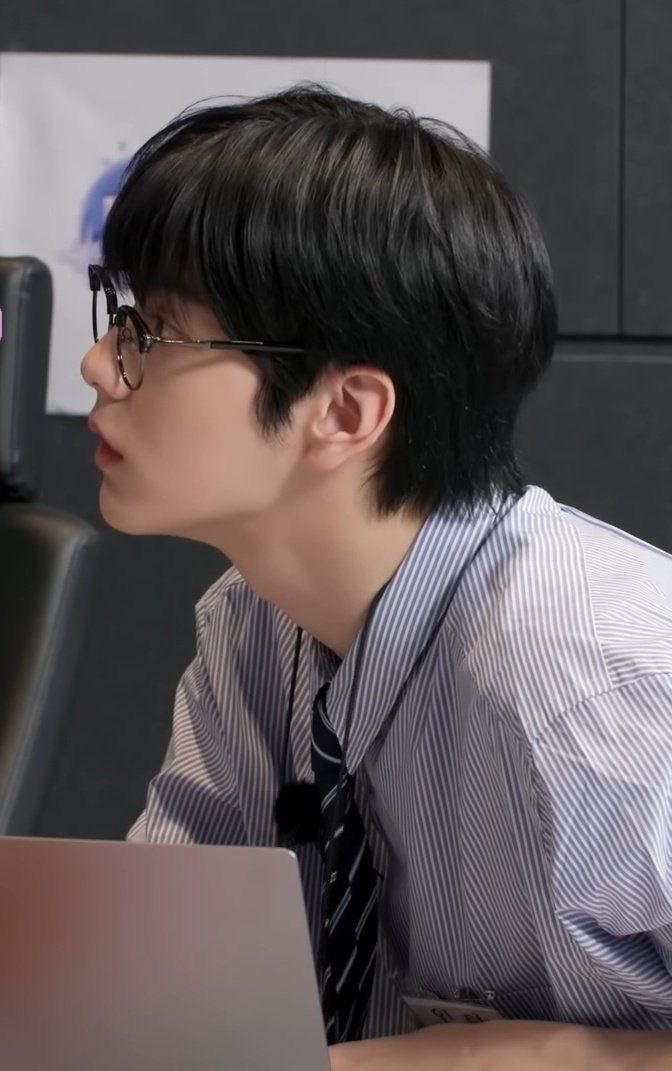 A_ttoYB's tweet photo. 기사님 이러고 밤사모님 바라보면 발 스윽 어깨위로 올릴듯… 최기사님 그이가 또 바람났네요~.. 이러면서 https://t.co/78tlNLWGYD