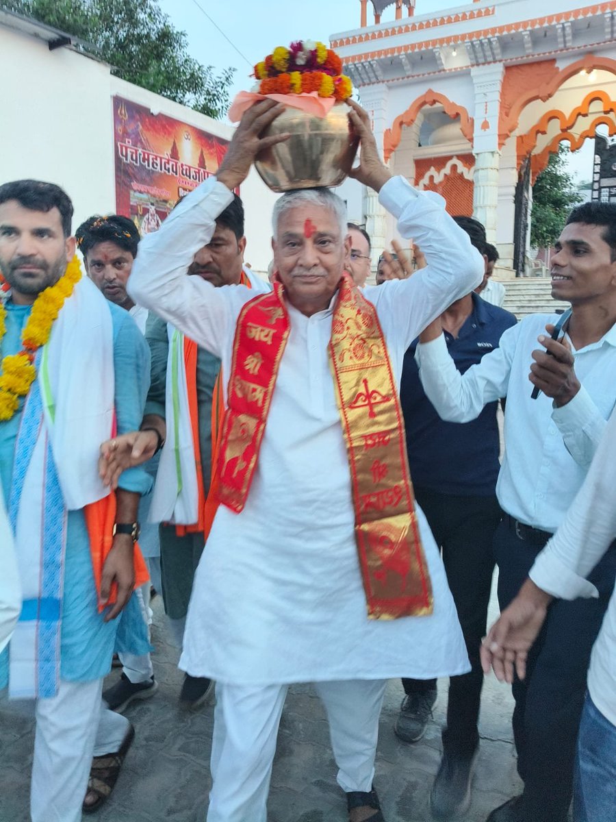 Jagmohan4Dausa's tweet photo. #दौसा  संत शिरोमणि श्री गुरु रविदास जी महाराज की 650वीं जयंती वर्ष के उपलक्ष्य में आयोजित विशाल कलश यात्रा के पावन अवसर पर राजस्थान के उपमुख्यमंत्री माननीय @DrPremBairwa जी, भाजपा प्रदेश महामंत्री श्री भूपेंद्र सैनी और जिलाध्यक्ष भाजपा श्रीमती लक्ष्मी रैला जी के साथ शिरकत की। https://t.co/dhz81J5P39