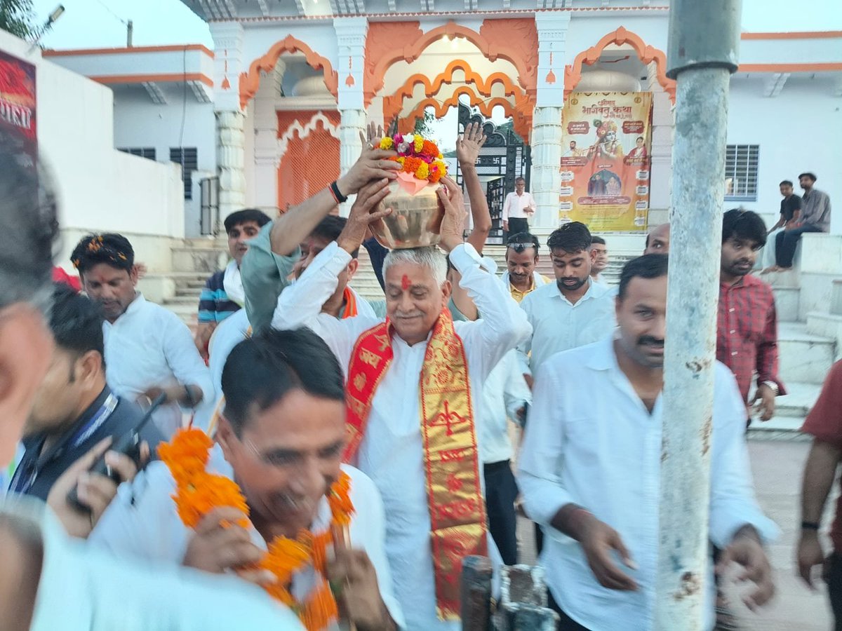 Jagmohan4Dausa's tweet photo. #दौसा  संत शिरोमणि श्री गुरु रविदास जी महाराज की 650वीं जयंती वर्ष के उपलक्ष्य में आयोजित विशाल कलश यात्रा के पावन अवसर पर राजस्थान के उपमुख्यमंत्री माननीय @DrPremBairwa जी, भाजपा प्रदेश महामंत्री श्री भूपेंद्र सैनी और जिलाध्यक्ष भाजपा श्रीमती लक्ष्मी रैला जी के साथ शिरकत की। https://t.co/dhz81J5P39