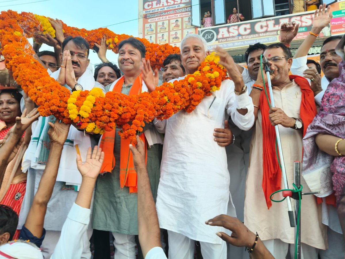 Jagmohan4Dausa's tweet photo. #दौसा  संत शिरोमणि श्री गुरु रविदास जी महाराज की 650वीं जयंती वर्ष के उपलक्ष्य में आयोजित विशाल कलश यात्रा के पावन अवसर पर राजस्थान के उपमुख्यमंत्री माननीय @DrPremBairwa जी, भाजपा प्रदेश महामंत्री श्री भूपेंद्र सैनी और जिलाध्यक्ष भाजपा श्रीमती लक्ष्मी रैला जी के साथ शिरकत की। https://t.co/dhz81J5P39