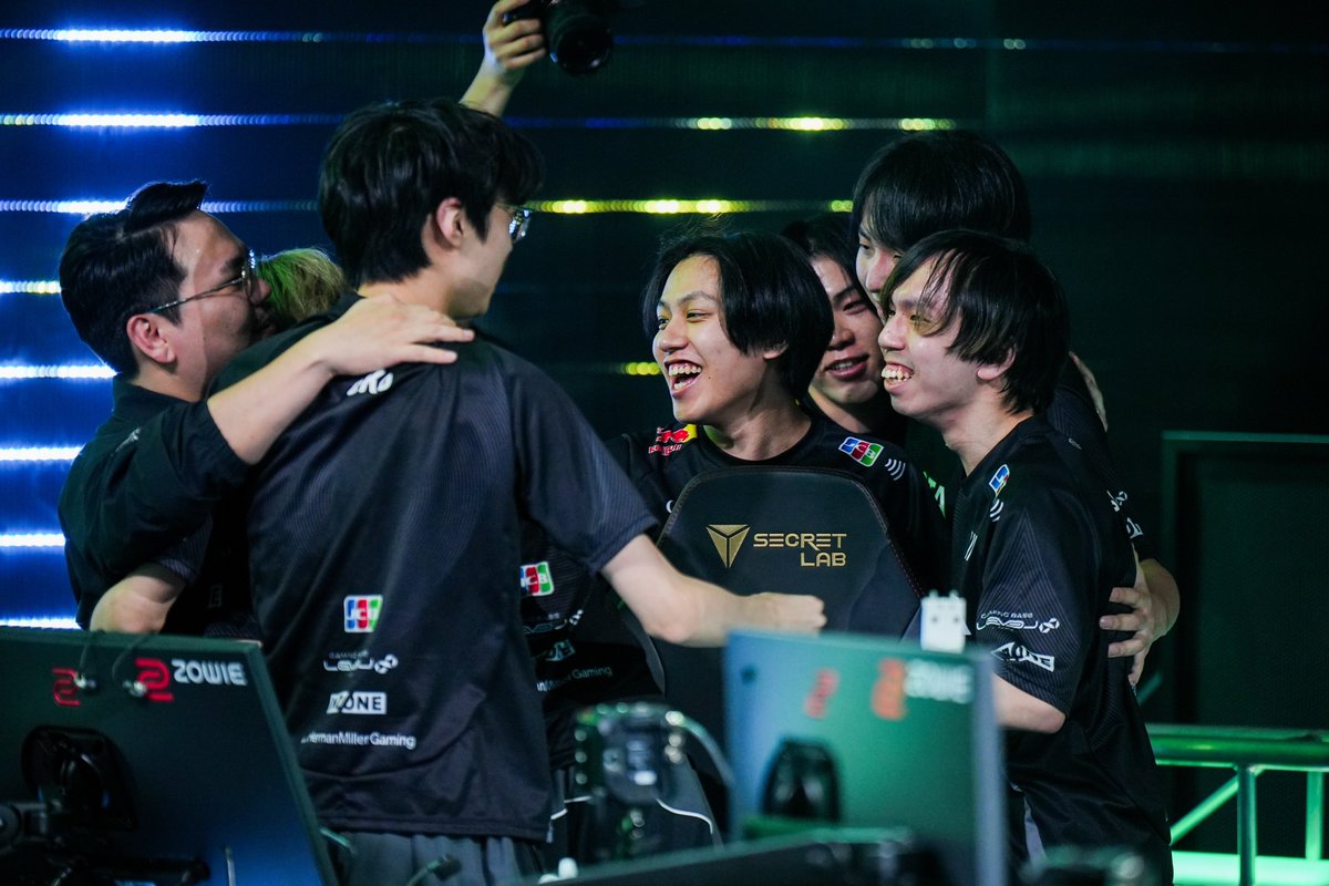 vctpacific's tweet photo. BACK-TO-BACK, TOGETHER 🖤 https://t.co/cuzYWbYBXw
