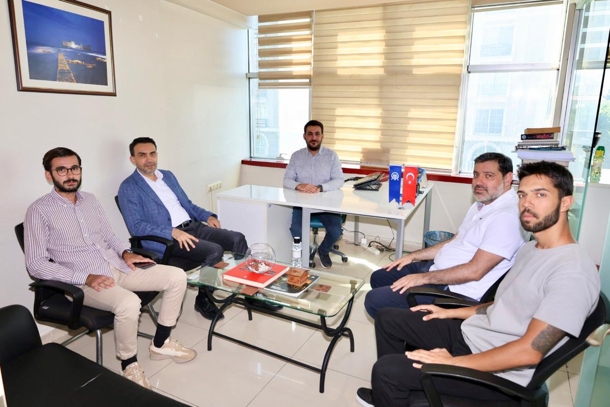 AdemAldemir33's tweet photo. 📍 Akdeniz

✅ Anadolu Ajansı Ziyareti

İl Tanıtım ve Medya Başkanımız Sayın Cihan Ciğer, İl Bilgi ve İletişim Teknolojileri Başkanımız Sayın Oğuz Özer ve İl Yönetim Kurulu Üyemiz Sayın Özgün Ateş ile birlikte Anadolu Ajansı Mersin Temsilciliğini ziyaret ettik.

Ziyaretimizde, yerel ve ulusal basının kamuoyunun doğru ve hızlı bilgilendirilmesindeki önemli rolü üzerine değerlendirmelerde bulunarak, karşılıklı görüş alışverişinde bulunduk.

Anadolu Ajansı Mersin Büro Sorumlusu ve Muhabiri Sayın Sezgin Pancar'a nazik ev sahiplikleri ve misafirperverlikleri için teşekkür ediyor, çalışmalarında başarılar diliyoruz.