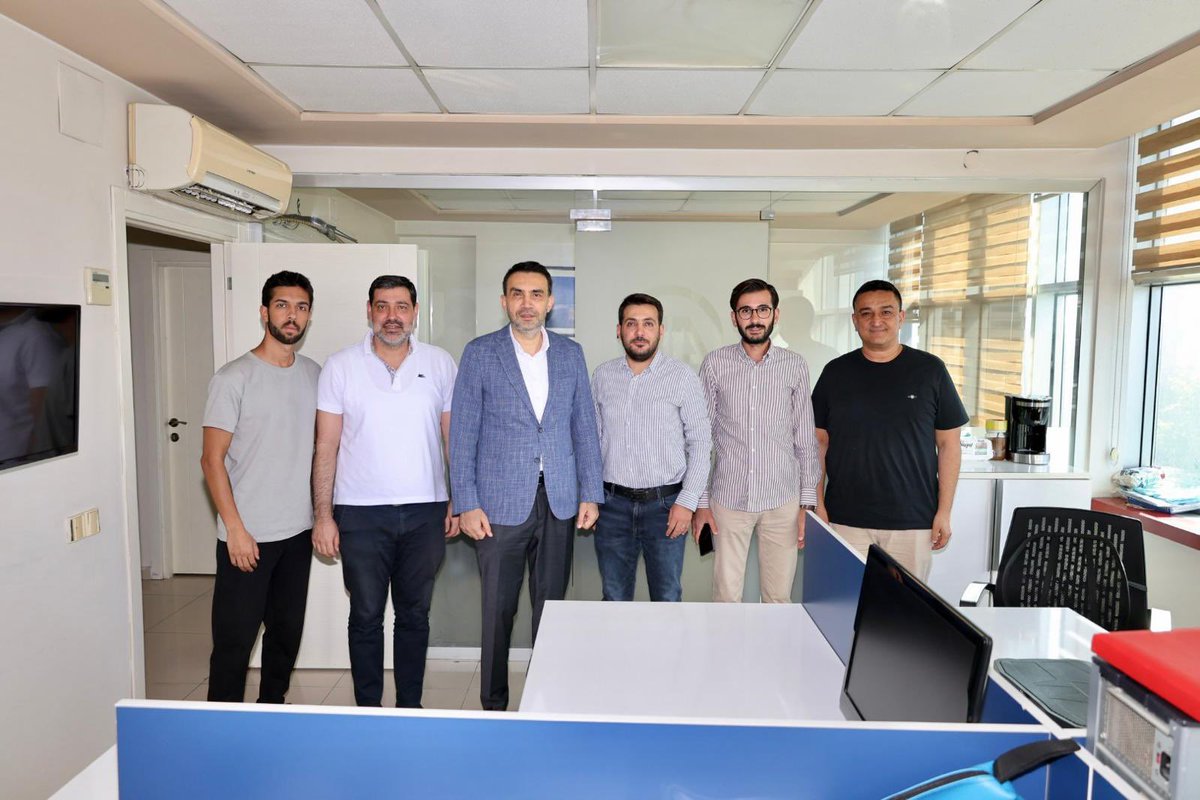 AdemAldemir33's tweet photo. 📍 Akdeniz

✅ Anadolu Ajansı Ziyareti

İl Tanıtım ve Medya Başkanımız Sayın Cihan Ciğer, İl Bilgi ve İletişim Teknolojileri Başkanımız Sayın Oğuz Özer ve İl Yönetim Kurulu Üyemiz Sayın Özgün Ateş ile birlikte Anadolu Ajansı Mersin Temsilciliğini ziyaret ettik.

Ziyaretimizde, yerel ve ulusal basının kamuoyunun doğru ve hızlı bilgilendirilmesindeki önemli rolü üzerine değerlendirmelerde bulunarak, karşılıklı görüş alışverişinde bulunduk.

Anadolu Ajansı Mersin Büro Sorumlusu ve Muhabiri Sayın Sezgin Pancar'a nazik ev sahiplikleri ve misafirperverlikleri için teşekkür ediyor, çalışmalarında başarılar diliyoruz.
