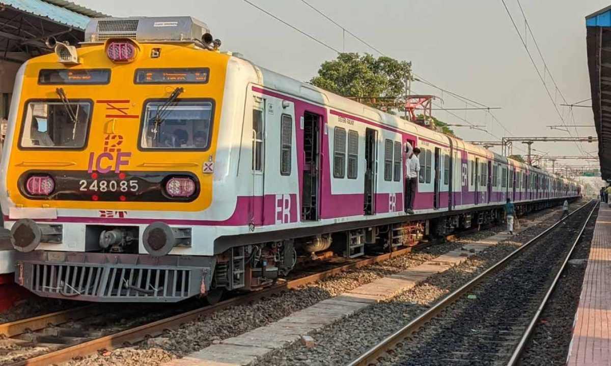 bengalbyte's tweet photo. Local Train Cancelled | ৬ ঘন্টার ট্র্যাফিক ব্লক, অগস্টের শুরুতেই বাতিল একগুচ্ছ লোকাল ট্রেন, দেখে নিন তালিকা
👉👉👉 https://t.co/2ShDLZ54Ac
#bengalbyte #banglashortnews #news #bengalinews #localtrain #localtraincancelled #trafficblock #localtrainlist #traincancelled #howrah https://t.co/kZjnvlVwgX