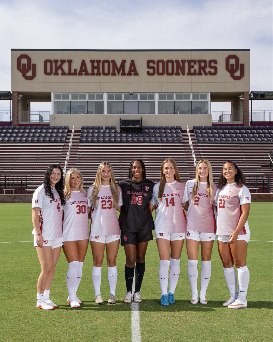 OU_WSoccer's tweet photo. say cheese for class pics 📸 https://t.co/8q8cWHNSVX