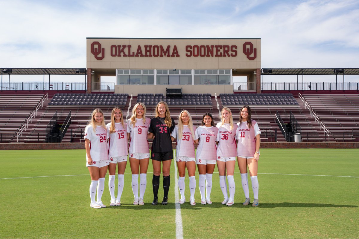 OU_WSoccer's tweet photo. say cheese for class pics 📸 https://t.co/8q8cWHNSVX
