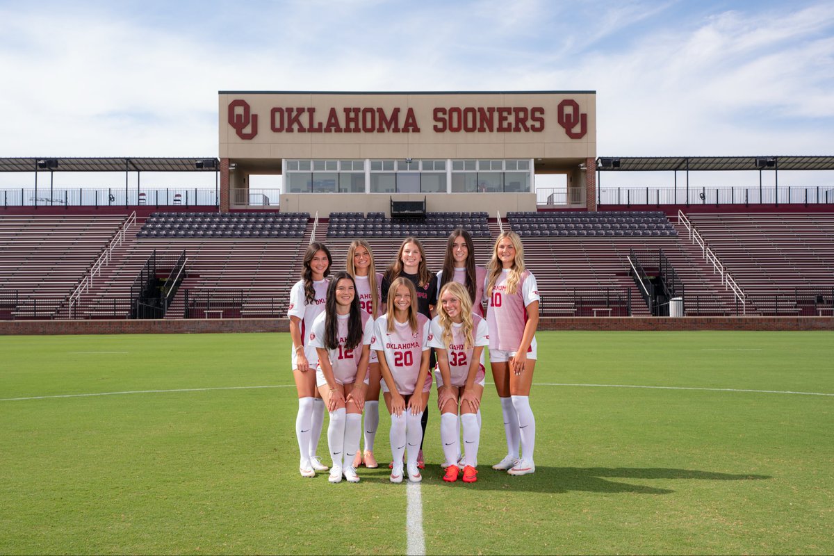 OU_WSoccer's tweet photo. say cheese for class pics 📸 https://t.co/8q8cWHNSVX