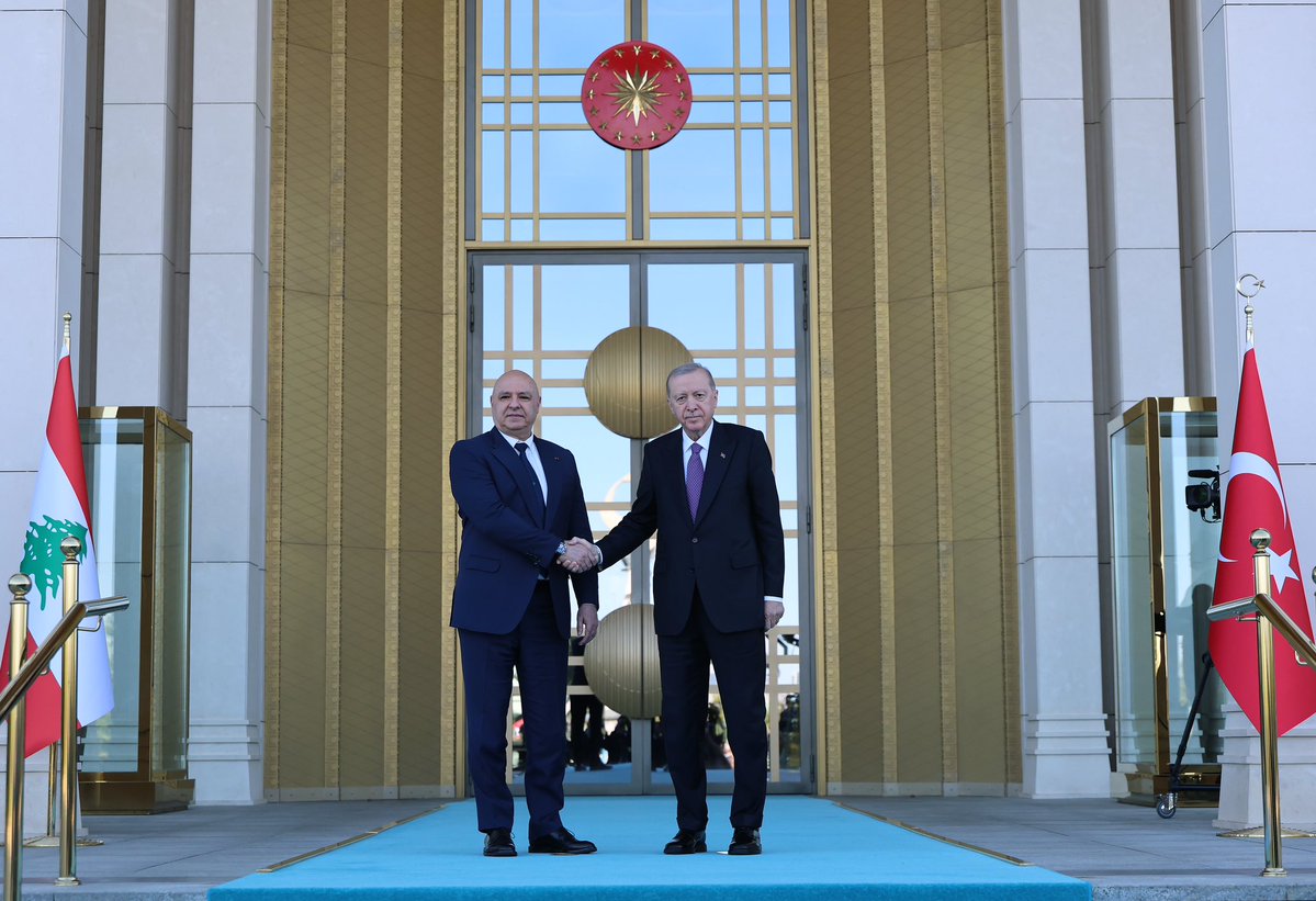 tcbestepe's tweet photo. Cumhurbaşkanımız Sayın @RTErdogan, Türkiye’ye resmî ziyarette bulunan Lübnan Cumhurbaşkanı Joseph Avn’ı Cumhurbaşkanlığı Külliyesinde resmî törenle karşıladı. https://t.co/kZUnd4YWK0