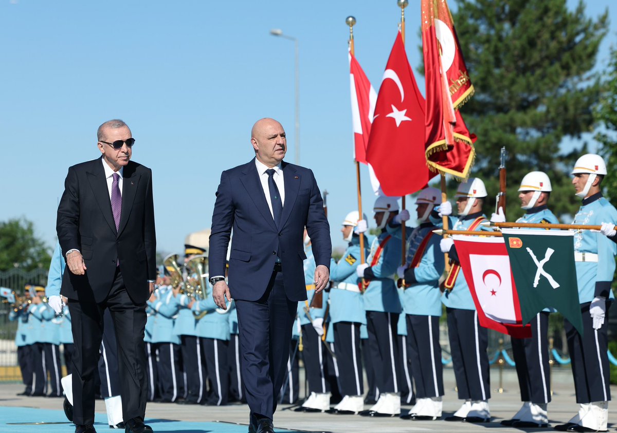 tcbestepe's tweet photo. Cumhurbaşkanımız Sayın @RTErdogan, Türkiye’ye resmî ziyarette bulunan Lübnan Cumhurbaşkanı Joseph Avn’ı Cumhurbaşkanlığı Külliyesinde resmî törenle karşıladı. https://t.co/kZUnd4YWK0