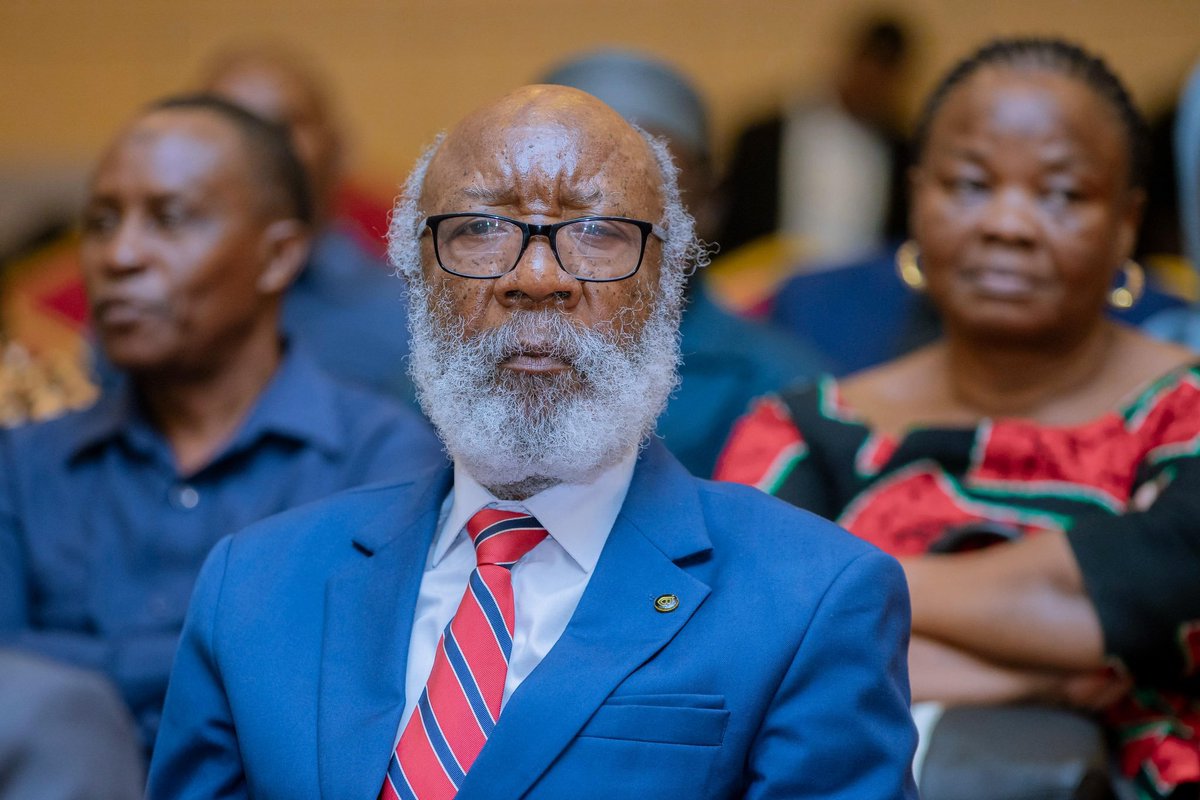 thomasjkibwana's tweet photo. Mwenyekiti wa wenyeviti huwa hakosi picha ya peke yake.. https://t.co/OagY92K4vw